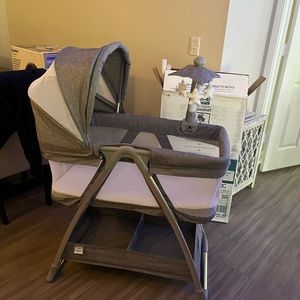 Simmons kids city sleeper beside bassinet w/activity mobile arm